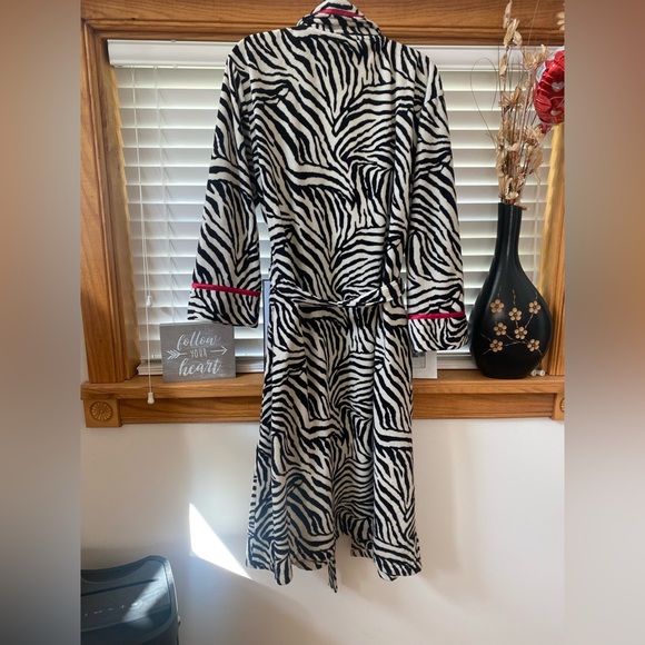 Jacqueline Smith robe with zebra pattern and pink stripes. - Picture 4 of 5